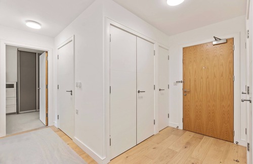 Stratford Apartment | Beautiful spacious 2 bedroom 2 bathroom flat East Village. Plus Sofa Bed