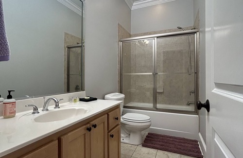 Darien Apartment | Beautiful, spacious 2rd floor apartment in the Darien historic district.