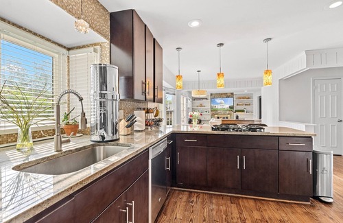 Fairfax House | Beautiful | Spacious | 4 Bed/2bath