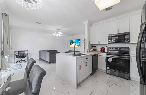 Tamiami House | Beautiful Spacious 4-bedroom house 2 1/2 bathroom formal living room and dining