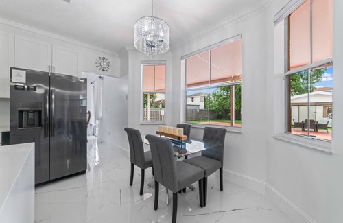 Tamiami House | Beautiful Spacious 4-bedroom house 2 1/2 bathroom formal living room and dining