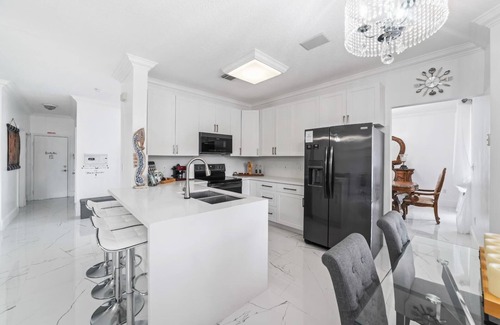 Tamiami House | Beautiful Spacious 4-bedroom house 2 1/2 bathroom formal living room and dining