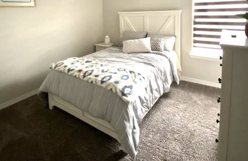 Biggs Field House | Beautiful spacious 5 bedroom home getaway!