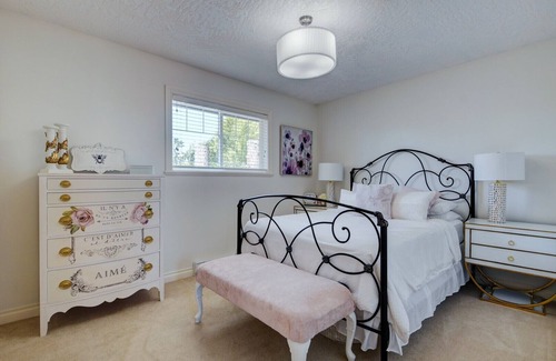 Booktown House | Beautiful Spacious Executive Home, 5 Min Walk to Town and Ocean