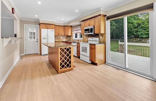 Stamford House | Beautiful & Spacious home in Downtown Stamford CT! 40 min to NYC!