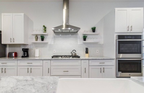 Kessler House | Beautiful Spacious House - Walk to Bishop Arts!