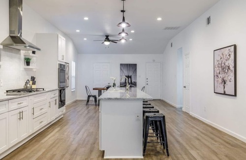 Kessler House | Beautiful Spacious House - Walk to Bishop Arts!