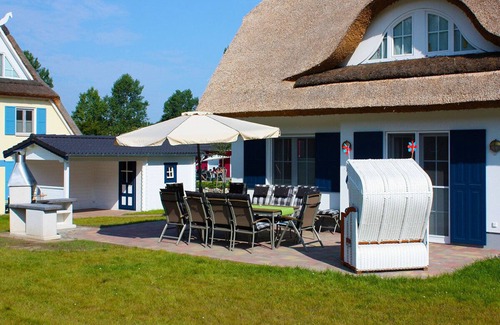Glowe House | Beautiful, spacious thatched-roof house with large garden close to the Baltic Sea beach