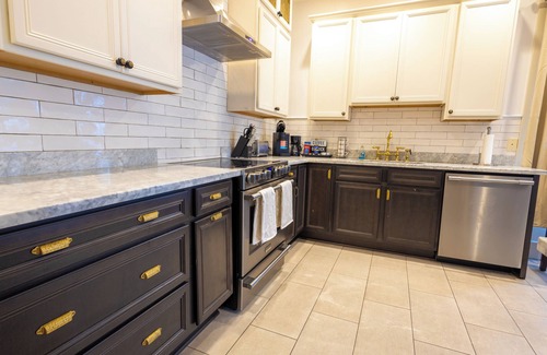 Broadmoor Apartment | Beautiful & Spacious Apartment in Uptown with Wi-Fi, AC, Hulu