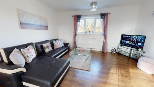 Peterborough Apartment | Beautiful & Spacious with 2 Free Parking Spaces - SRK Accommodation
