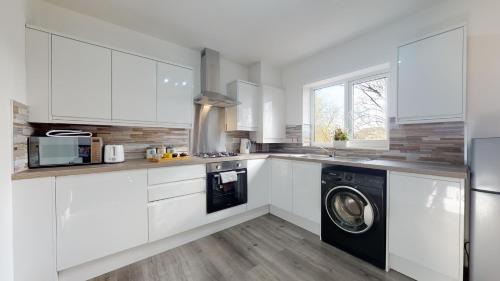 Peterborough Apartment | Beautiful & Spacious with 2 Free Parking Spaces - SRK Accommodation