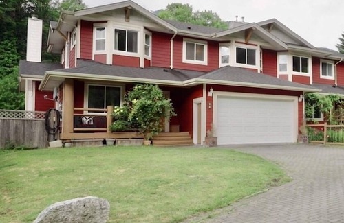 Brackendale House | Beautiful Squamish Pet Friendly home