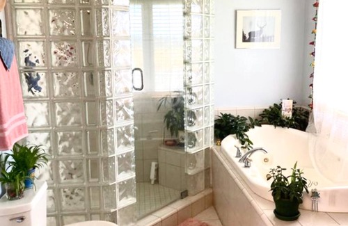 Montrose Apartment | Beautiful studio apt next to Cobble Creek Golf course