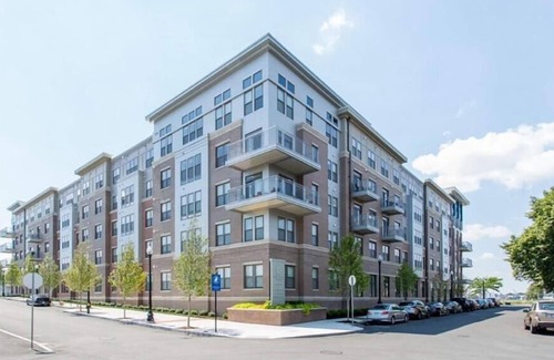 Central-Maverick Square - Paris Street House | Beautiful Studio | Furnished | Rooftop Deck w/Water Views | GLS