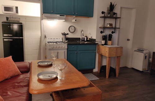 Oleander - Sunset Apartment | Beautiful Studio, Gated Private Yard, Fast WiFi with Parking