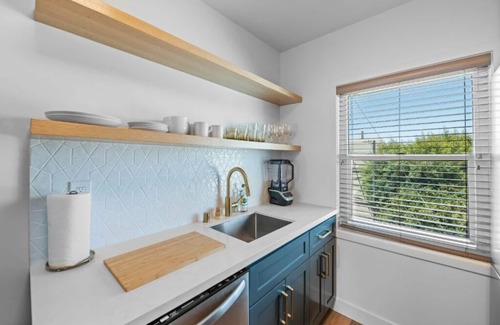 Palms Apartment | Beautiful Studio in Mar Vista near huge park and Trader Joe's!