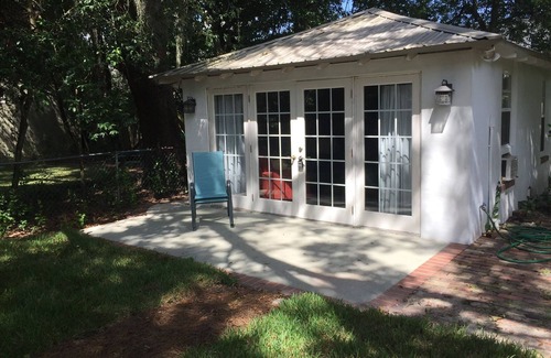 Lakewood Apartment | Beautiful Studio located in San Marco. Large fenced in yard for a dog.