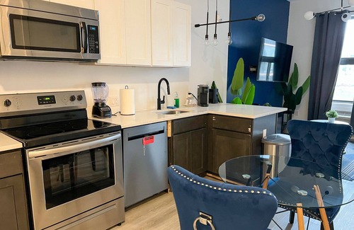 Elizabeth Apartment | Beautiful Studio Near Airport 3627