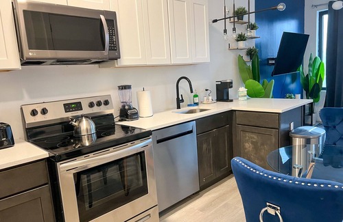 Elizabeth Apartment | Beautiful Studio Near Airport 3627