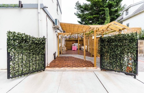 East Flushing Apartment | Beautiful Studio with Free Laundry and Rooftop Terrace Access