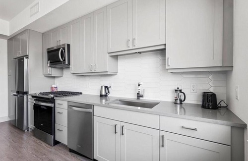Central East Austin Apartment | Beautiful studio with rooftop patio with 2 swimming pools, basketball court