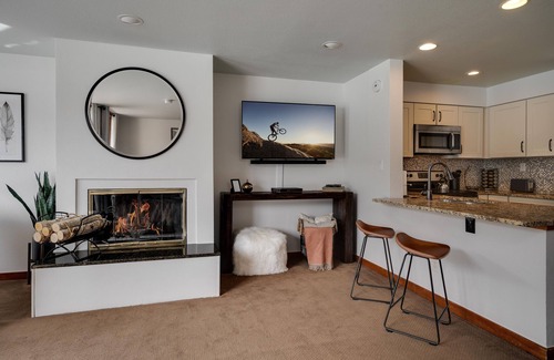 Lakeside Village Condo | Beautiful studio with a hot tub onsite & shuttle