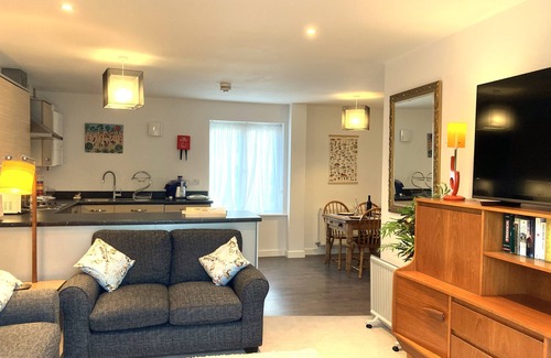 Cambridge Apartment | Beautiful & Stylish Cambridge Flat, allocated parking feet away, bus to centre.
