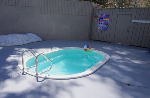 Mammoth Lakes Condo | Beautiful Sun-Filled Condo just Steps from Mammoth Mountain's Canyon Lodge!