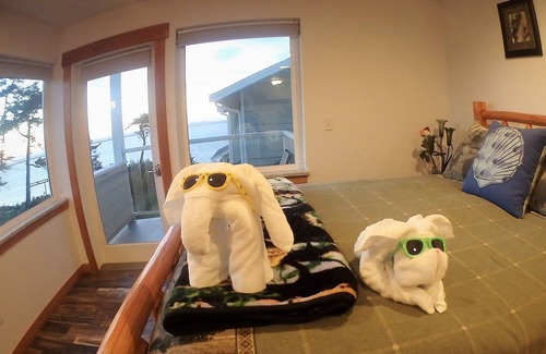 Sequim Bed & Breakfast | Beautiful Sunset Room 1 on the Beach