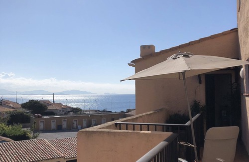 Sausset-les-Pins Apartment | Beautiful T2 facing beaches with sea view terrace