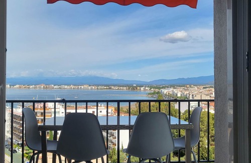 Roses Town Center Apartment | Beautiful T3 apartment with sea view and private parking