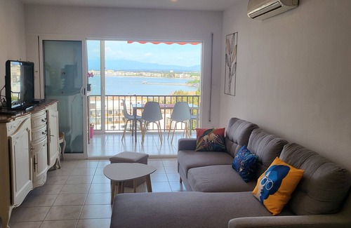 Roses Town Center Apartment | Beautiful T3 apartment with sea view and private parking