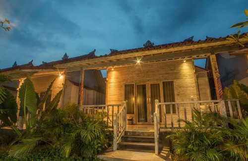 Mushroom Bay Cottage | Beautiful Teak Cottage in Lembongan with Huge Lawn