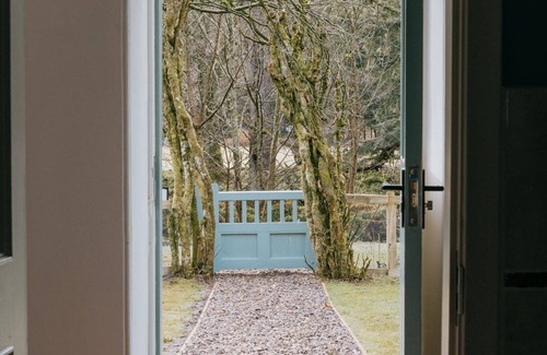 Stonehaven House | Beautiful three-bedroom countryside house offering relaxed, comfortable accommodation with views over the River Dye. Sleeps 6.