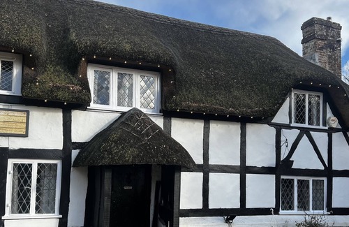 New Forest District Cottage | Beautiful three bed thatched cottage on New Forest’s doorstep
