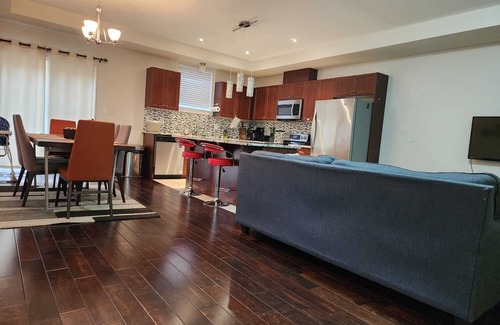 Mount Hope Huron Park House | Beautiful three bedroom townhouse near downtown Kitchener.