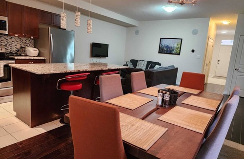 Mount Hope Huron Park House | Beautiful three bedroom townhouse near downtown Kitchener.