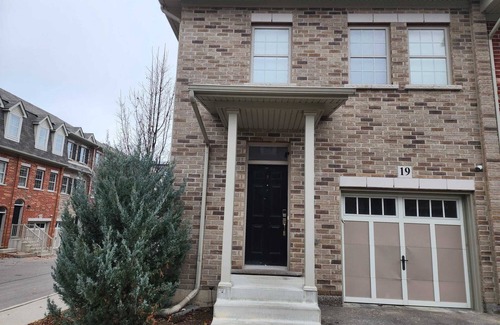Mount Hope Huron Park House | Beautiful three bedroom townhouse near downtown Kitchener.