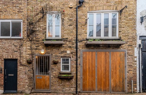 Colville House | Beautiful Three Bedroom House in West London