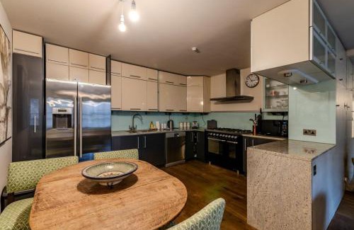 Colville House | Beautiful Three Bedroom House in West London