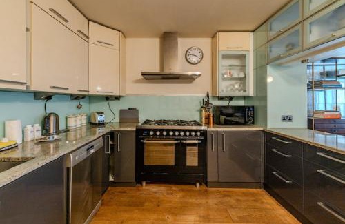 Colville House | Beautiful Three Bedroom House in West London