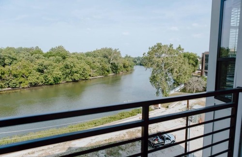 Indianapolis Condo | Beautiful Top Floor 1BR with Free Parking & River View