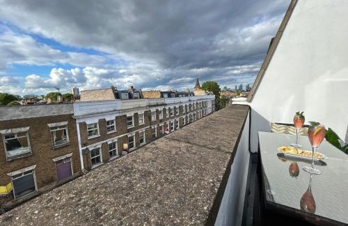 Latchmere Apartment | Beautiful Top-Floor 2-Bedroom Flat in Battersea with Private Balcony & Scenic Views