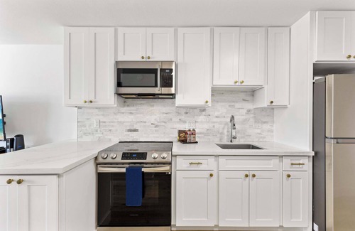 Waikiki Apartment | Beautiful Top Floor Waikiki Studio! Walk to Beach!