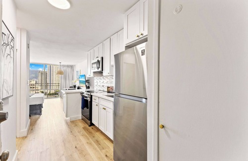 Waikiki Apartment | Beautiful Top Floor Waikiki Studio! Walk to Beach!