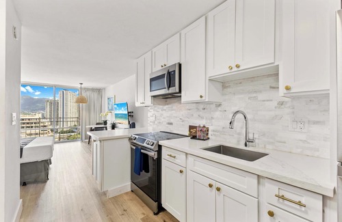 Waikiki Apartment | Beautiful Top Floor Waikiki Studio! Walk to Beach!