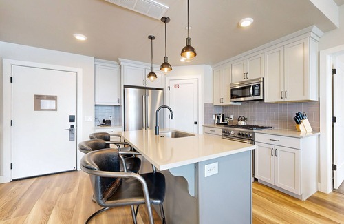 Park City Condo | Beautiful top level condo with mtn views, free ski shuttle + resort amenities