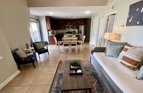 Auburn House | Beautiful Townhome 0.2 Miles to Downtown AU! Sleeps 8!