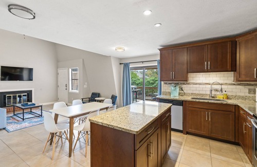 Auburn House | Beautiful Townhome 0.2 Miles to Downtown AU! Sleeps 8!