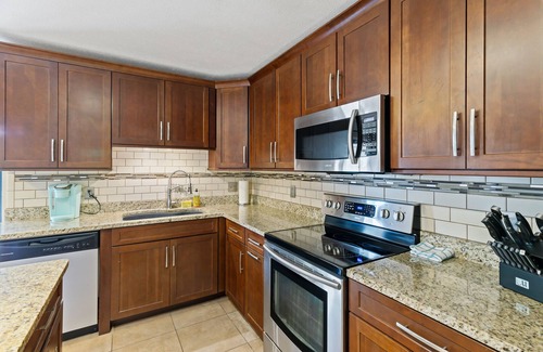 Auburn House | Beautiful Townhome 0.2 Miles to Downtown AU! Sleeps 8!